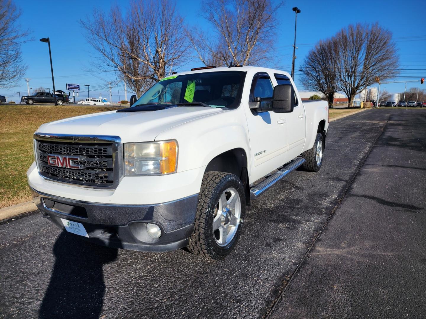 2011 WHITE /Black GMC Sierra 2500HD SLT Crew Cab 4WD (1GT121CG3BF) with an 6.0L V8 OHV 16V FFV engine, 6-Speed Automatic transmission, located at 1221 Madison St., Shelbyville, TN, 37160, (931) 680-9439, 0.000000, 0.000000 - Photo#0